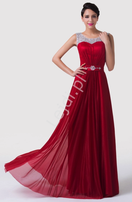 Czerwona długa suknia wieczorowa ozdobiona kryształkami
