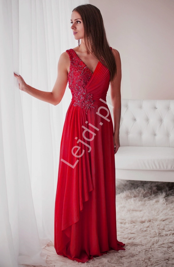 Czerwona długa suknia z drapowanym dekoltem, wyszczuplający krój