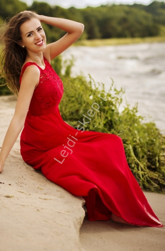 Czerwona prosta suknia z gipiurową koronką
