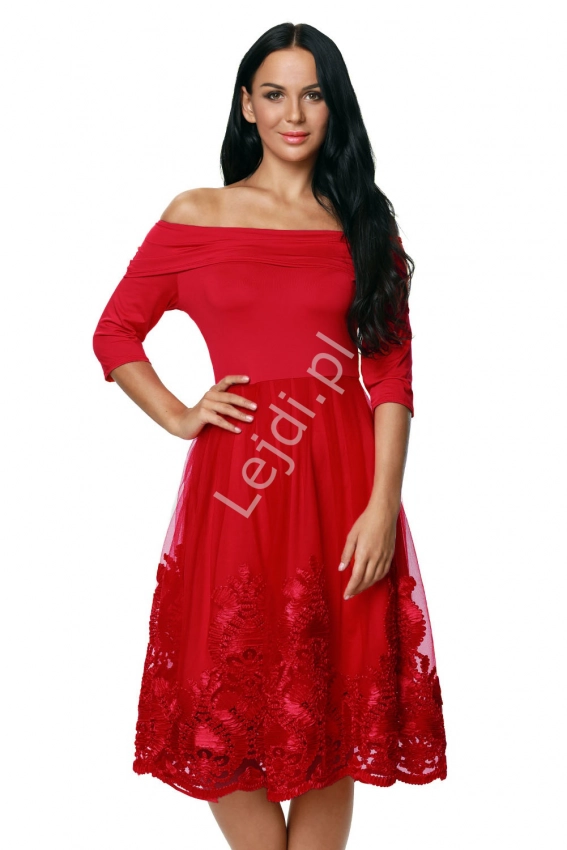 Czerwona sukienka z gipiurową koronką z dekoltem typu carmen 364 -1
