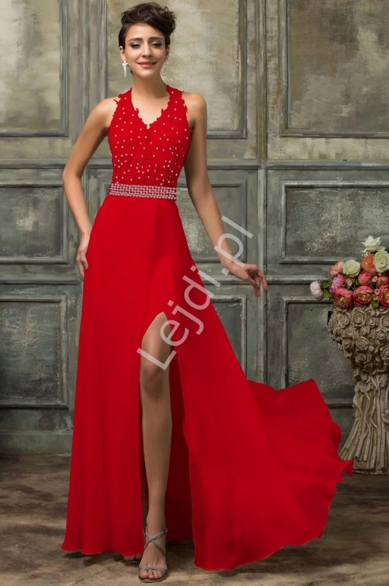 Długa koronkowa czerwona suknia 