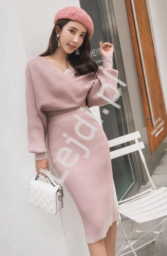 Pudrowo różowa sweterkowa sukienka z połyskującą nicią 5749 