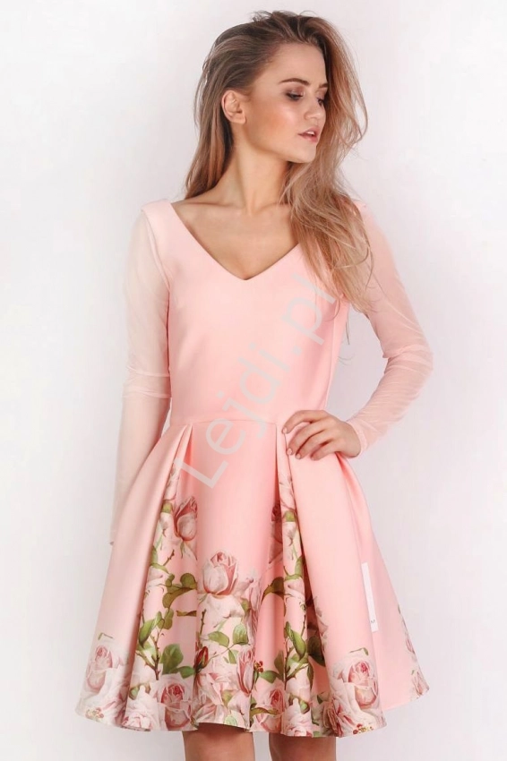 Piankowa sukienka koktajlowa z kwiatowym wzorem  z prześwitującymi rękawami